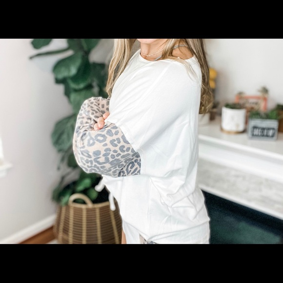 ๐ Host Pick ๐ Animal Print Sleeve Top - Picture 3 of 3